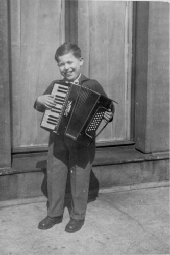 Daniel-Libeskind-playing-his-accordion-in-Lodz-Poland-1955-aged-9.jpg